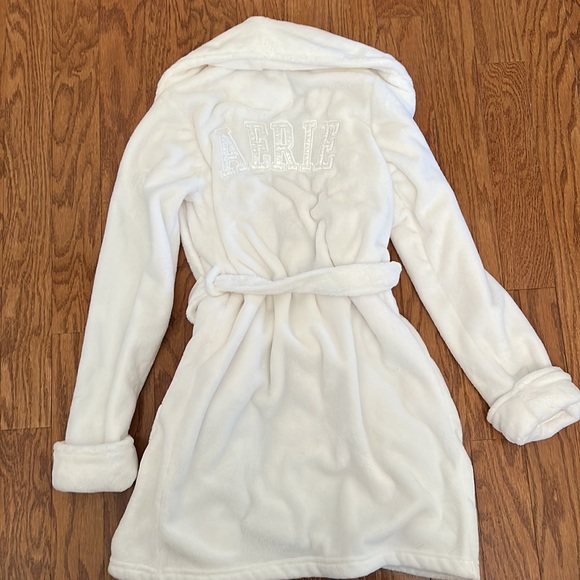 Short White Robe - Picture 6 of 7